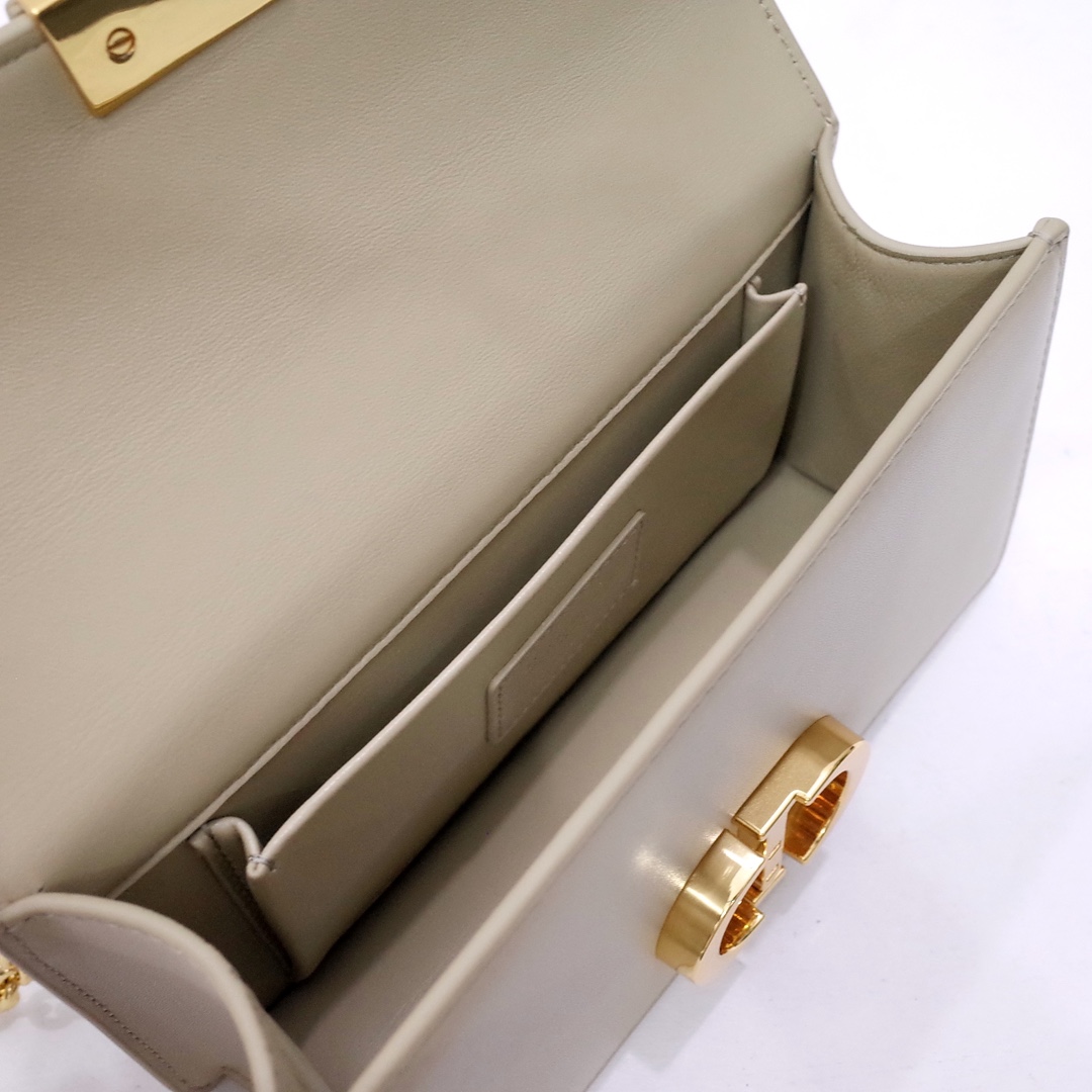 30 Montaigne East-West Bag with Chain Beige Supple Calfskin